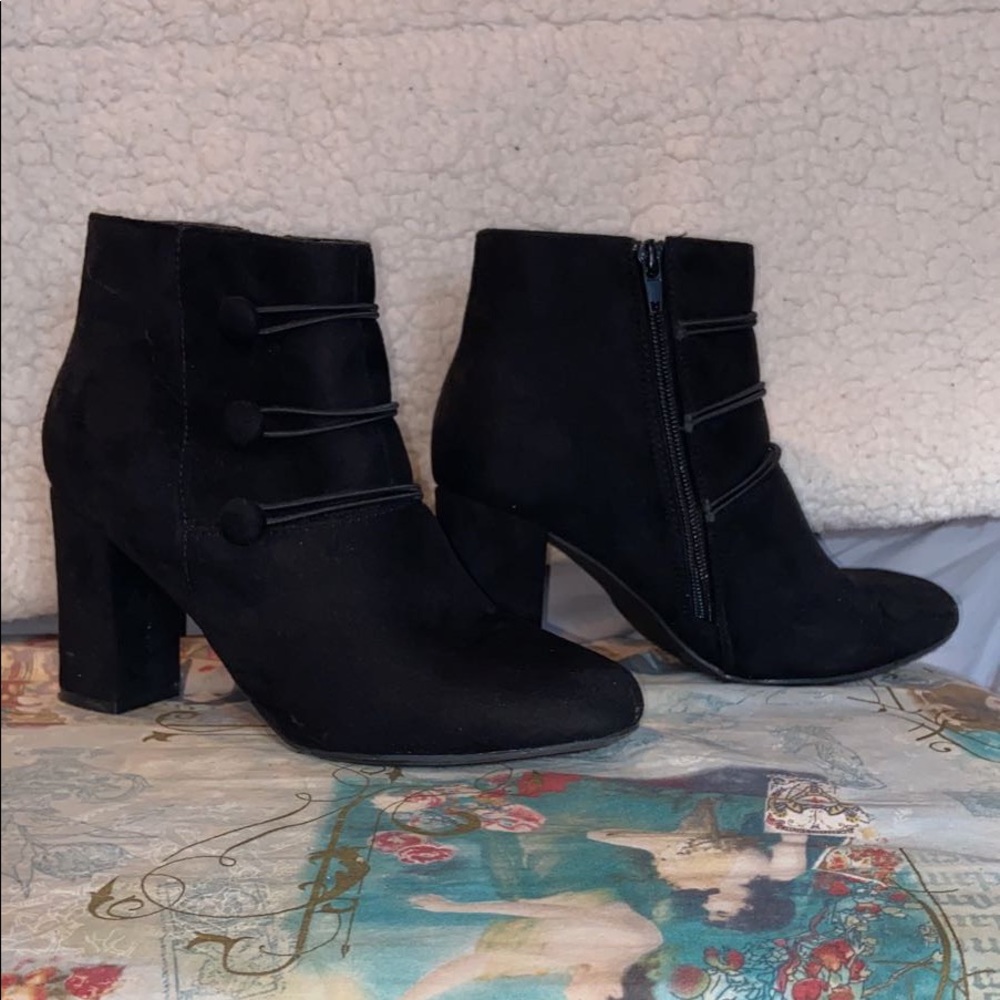 Heeled black boots